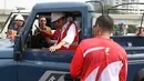 Presiden Joko Widodo (Jokowi) menaiki mobil jip seusai meresmikan jalan Tol Bekasi-Cawang-Kampung Melayu (Becakayu), Jumat (3/11). Bersama rombongan, Jokowi konvoi menjajal ruas tol sepanjang 8,26 km itu. (Liputan6.com/Angga Yuniar)