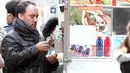 Nggak cuma orang biasa yang suka jajan di pinggir jalan. Dave Matthews tertagkap lagi bayar hot dognya saat jajan di food truck, NYC nih! (BrosNYC / BACKGRID)