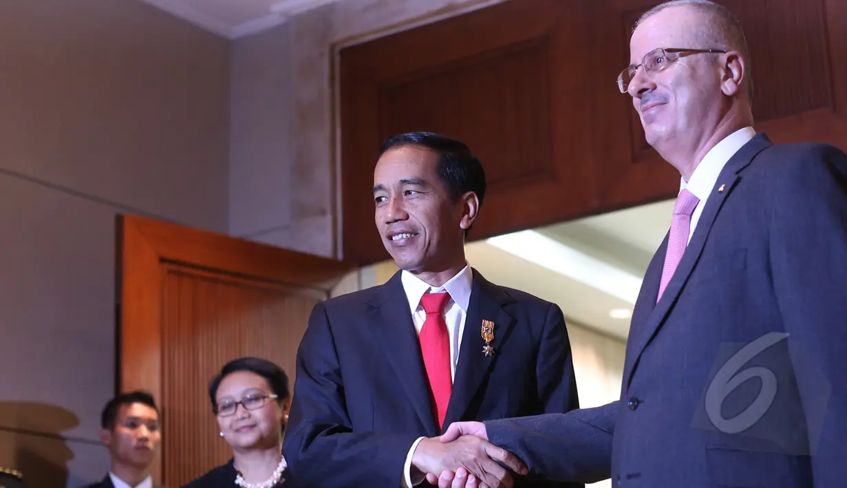 Presiden Joko Widodo berjabat tangan dengan PM Palestina Rami Hamdallah di JCC, Jakarta, Selasa (21/4/2015). Pertemuan membahas masalah perdagangan kedua negara hingga kemerdekaan Palestina. (Liputan6.com/Herman Zakharia)