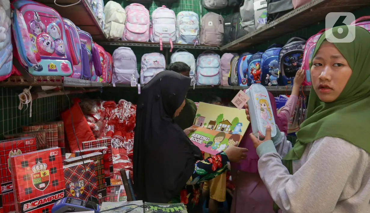 Sejumlah toko perlengkapan sekolah di Pasar Jatinegara, Jakarta mulai riuh dengan ramainya pengunjung. (Liputan6.com/Herman Zakharia)