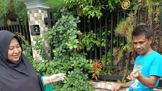 Warga masyarakat di RT 8 RW 4, Kelurahan Latsari, Kecamatan Tuban, Jawa Timur mulai melakukan pemilahan sampah dari rumah tangga.