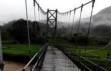 Kecamatan Indah Itu Bernama Peundeuy, Melihat Bukit yang Diselimuti Kabut hingga Curug di Pinggir Jalan
