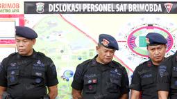Personel Brimob saat mengikuti gladi bersih persiapan final Torabika Bhayangkara Cup 2016 di Stadion Utama Gelora Bung Karno, Senayan, Jakarta, Sabtu (2/4/2016). (Bola.com/Nicklas Hanoatubun)