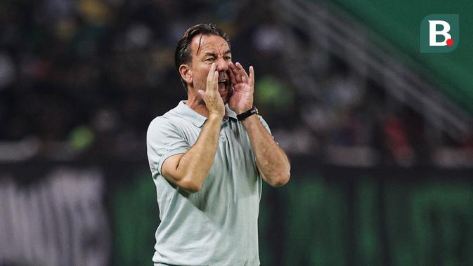 Pelatih PSIM Yogyakarta memberikan instruksi taktik dalam sesi latihan BRI Super League 2025/2026