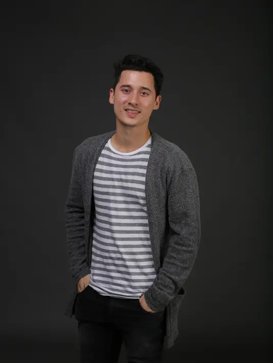 “Saya peminum kopi banyak banget. Kadang bisa 8-9 gelas sehari. Kadang, 10, kadang 11, 12, 13?? Engga, engga, kebanyakan,” kata Nino di acara Premier film Bulan Terbelah di Langit Amerika 2, XXI Plaza Indonesia, Sabtu (3/12). (Bambang E. Ros/Bintang.com)