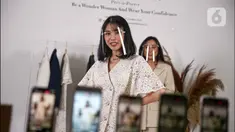 Model berpose saat memperagakan busana rancangan Audrey Theola bertema Wonder Woman melalui siaran langsung secara streaming di Jakarta, Sabtu (24/10/2020). Fashion show virtual menjadi salah satu siasat yang dilakukan pelaku industri mode ketika peragaan busana. (Liputan6.com/Faizal Fanani)