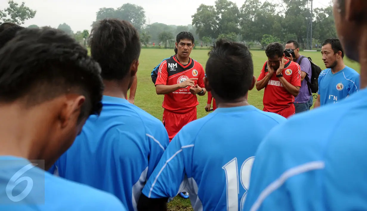 Pelatih Semen Padang Nil Maizar (tengah) memberikan arahan usai latihan di Lapangan Sutasoma, Halim Perdanakusuma, Jakarta, Jumat (22/1/2016). Latihan ini persiapan menghadapi Mitra Kukar di final piala Jenderal Sudirman. (Liputan6.com/Helmi Fithriansyah)