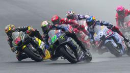 Pebalap Tim Mooney VR46, Marco Bezzecchi (kanan) memacu motornya saat MotoGP Argentina 2023 di Autódromo Termas de Río Hondo, Argentina, Senin (03/04/2023) dini hari WIB. (AFP/Juan Mabromata)