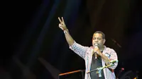 Aksi Edo Kondologit dengan lagu “Aku Papua” karya Franky Sahilatua di panggung Konser Kebangsaan “Langkah Sang Pemimpin”, Jakarta, Senin (23/06/14). (Liputan6.com/Panji Diksana)