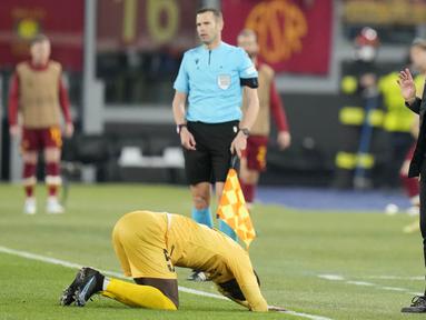 Jose Mourinho dan pasukannya sukses memastikan satu tempat di babak semifinal Liga Conference usai melumat Bodo/Glimt di leg kedua perempat final dengan skor 4-0. (AP/Alessandra Tarantino)
