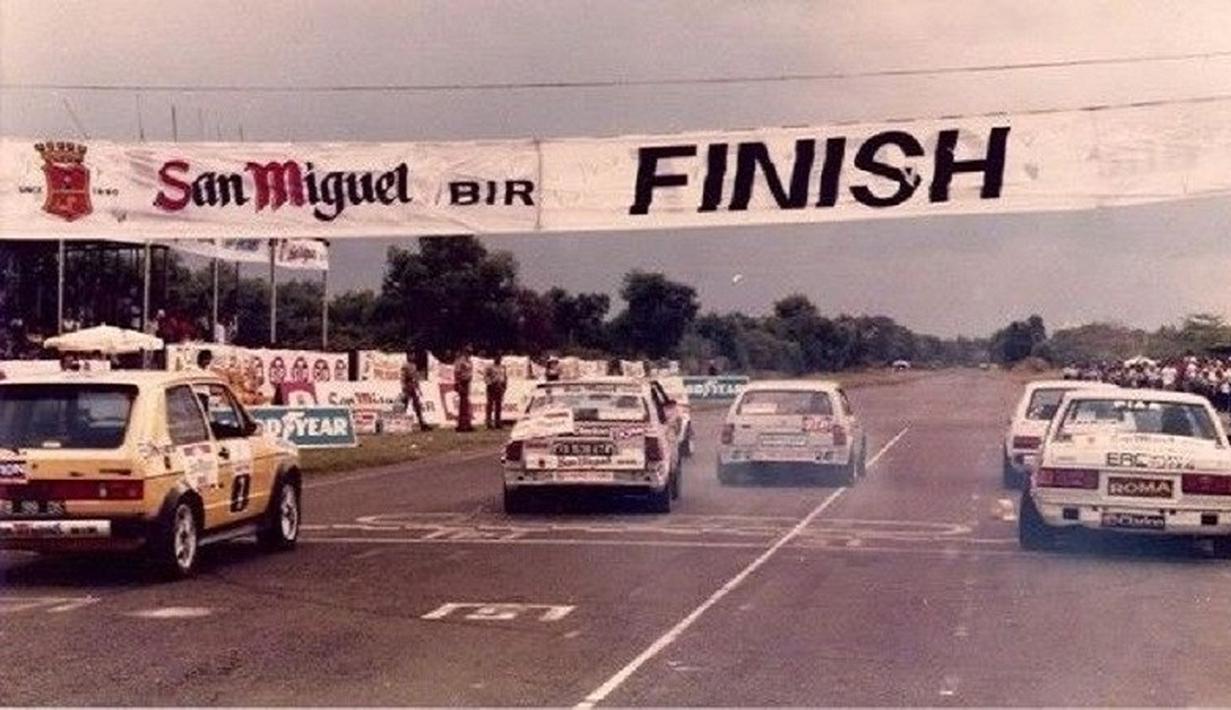 Mobil-mobil yang melewati garis finish. (Source: Ist)