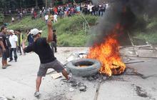 FOTO: Massa Bakar Ban, Tolak Penutupan Tambang Galian C di Bogor