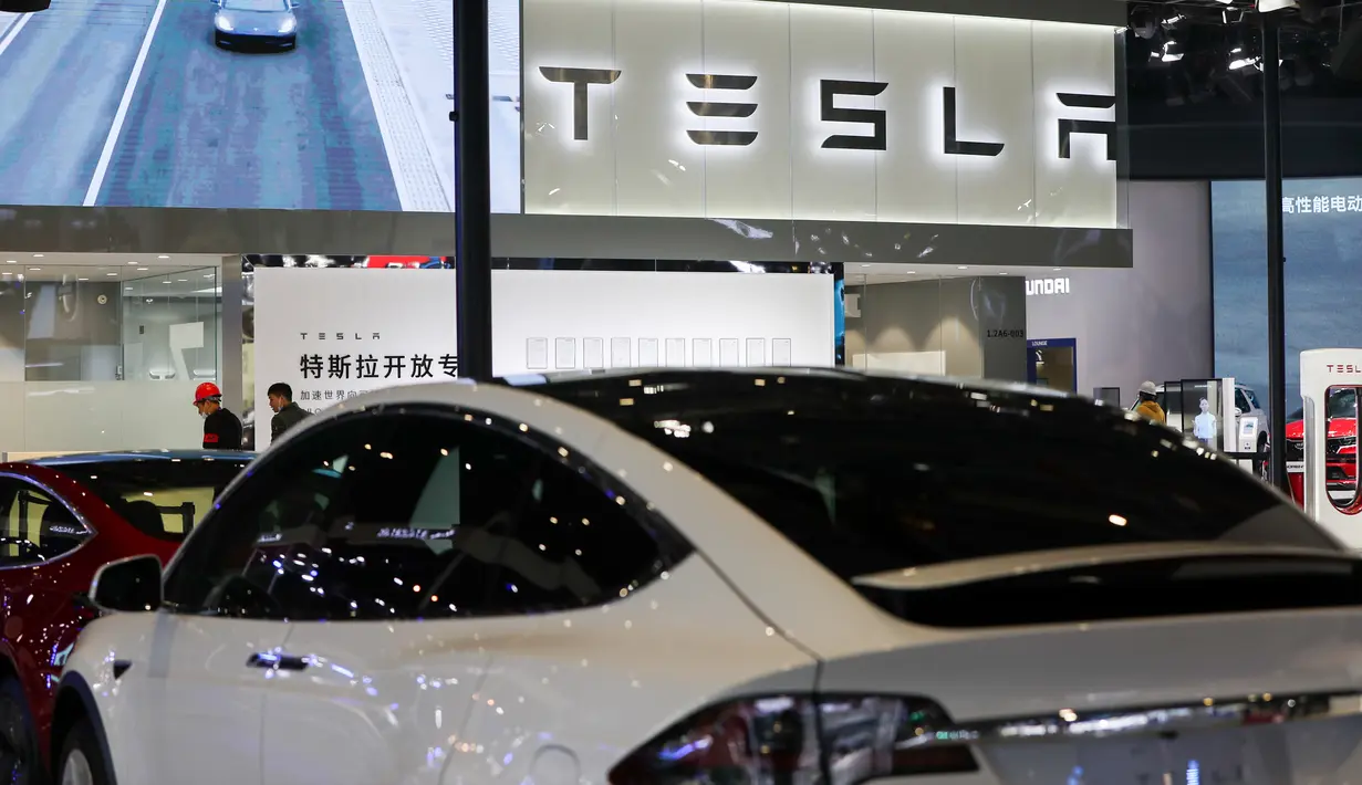 Suasana area ekshibisi Tesla pada Pameran Impor Internasional China (China International Import Expo/CIIE) ketiga di Shanghai, China, 2 November 2020. CIIE ketiga dijadwalkan berlangsung mulai 5 hingga 10 November di Shanghai. (Xinhua/Ding Ting)