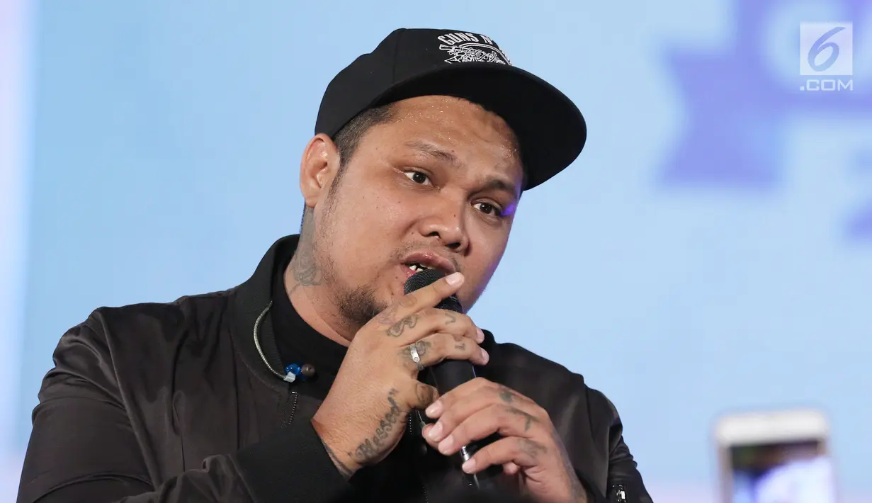Penyanyi Virgoun saat tampil di acara Emtek Goes To Campus (EGTC) 2018 di Universitas Gadjah Mada, Yogyakarta, Rabu (17/10). Virgoun membawakan tiga lagu di antaranya Bukti dan Surat Cinta untuk Starla. (Liputan6.com/Herman Zakharia)