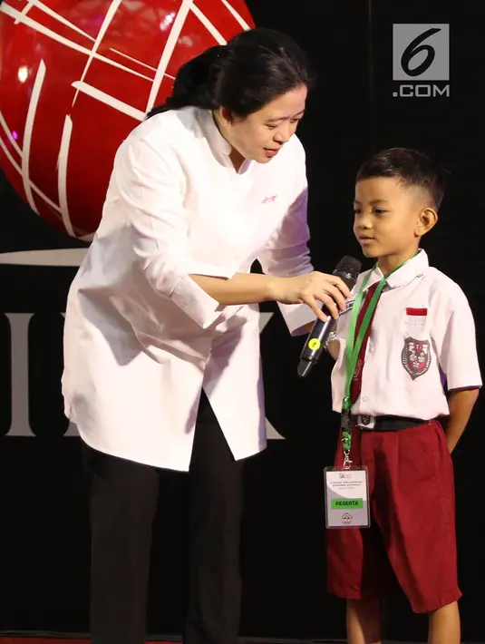 Menko PMK, Puan Maharani meminta salah satu siswa SD menyebutkan 5 sila dalam Pancasila di Bursa Efek Indonesia, Jakarta, Kamis (18/5). Sebagai hadiah, siswa tersebut diberikan tabungan Simpel senilai Rp 2,86 juta. (Liputan6.com/Immanuel Antonius)