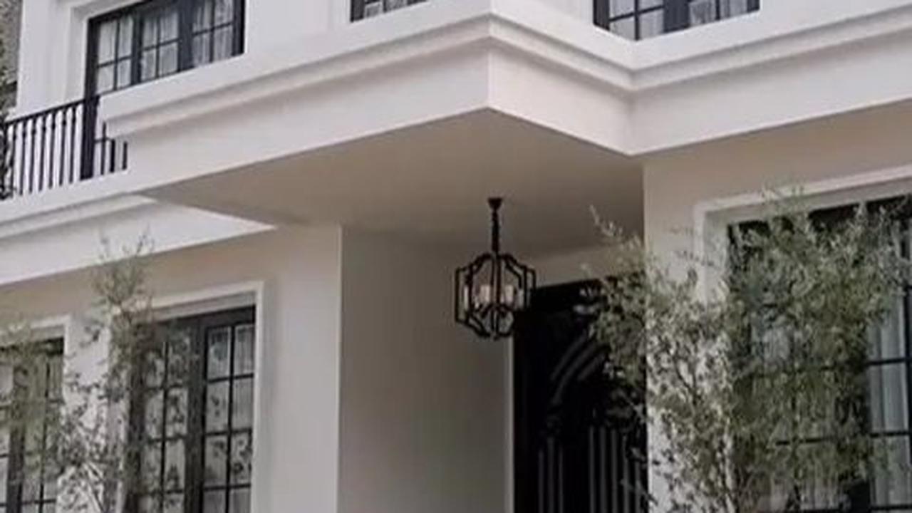 Nabila Syakieb punya rumah besar. Terlihat megah dari depan dengan dominasi warna putih yang memesona.