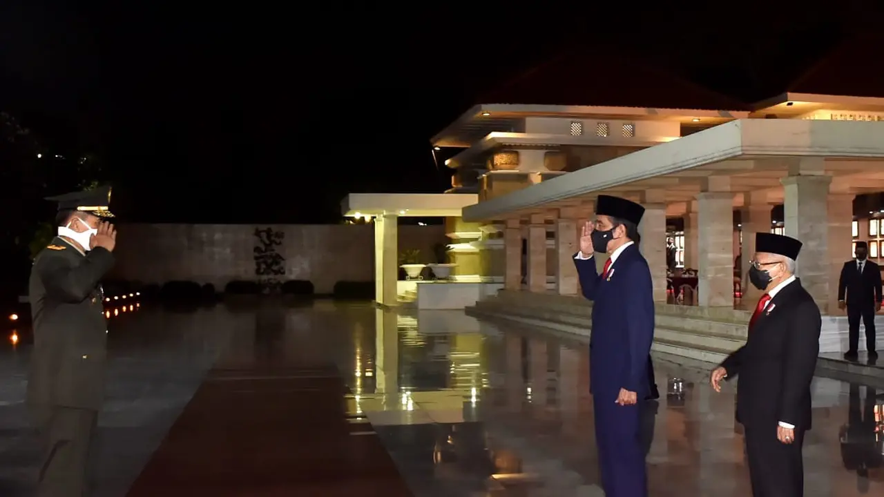 Jokowi  memimpin Apel Kehormatan dan Renungan Suci di TMP  Nasional Utama, Kalibata, Jakarta. (Foto: Rusman - Biro Pers Sekretariat Presiden)