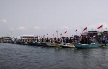 Ratusan nelayan Cilacap ikuti upacara HUT TNI di atas perahu ikan