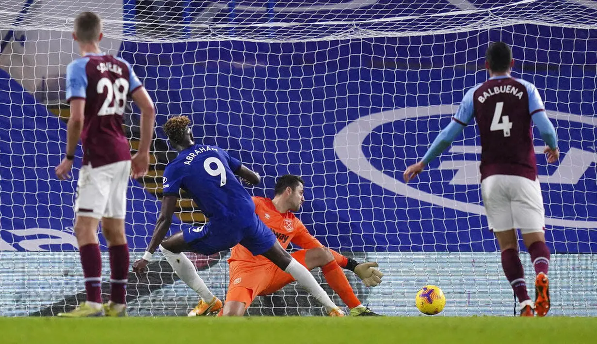 Striker Chelsea, Tammy Abraham, mencetak gol ke gawang West Ham United pada laga Liga Inggris di Stadion Stamford Bridge, Selasa (22/12/2020). Chelsea menang dengan skor 3-0. (AP/John Walton,Pool)