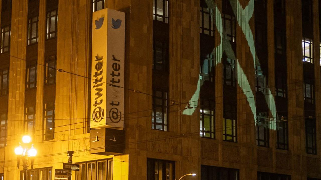Logo baru Twitter yang berganti menjadi X terlihat diproyeksikan di gedung kantor pusat perusahaan di pusat kota San Francisco, California, AS, pada 23 Juli 2023 malam. 
( REUTERS/Carlos Barria )