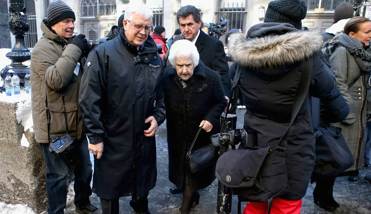 Ibunda Celine Dion, Therese (tengah) menghadiri acara penghormatan terakhir untuk Rene Angelil di Notre-Dame Basilica, Kanada, Kamis (21/1). Suami Celine Dion itu meninggal dunia pada (14/1) akibat kanker tenggorokan. (Tom Szczerbowski/Getty Images/AFP)