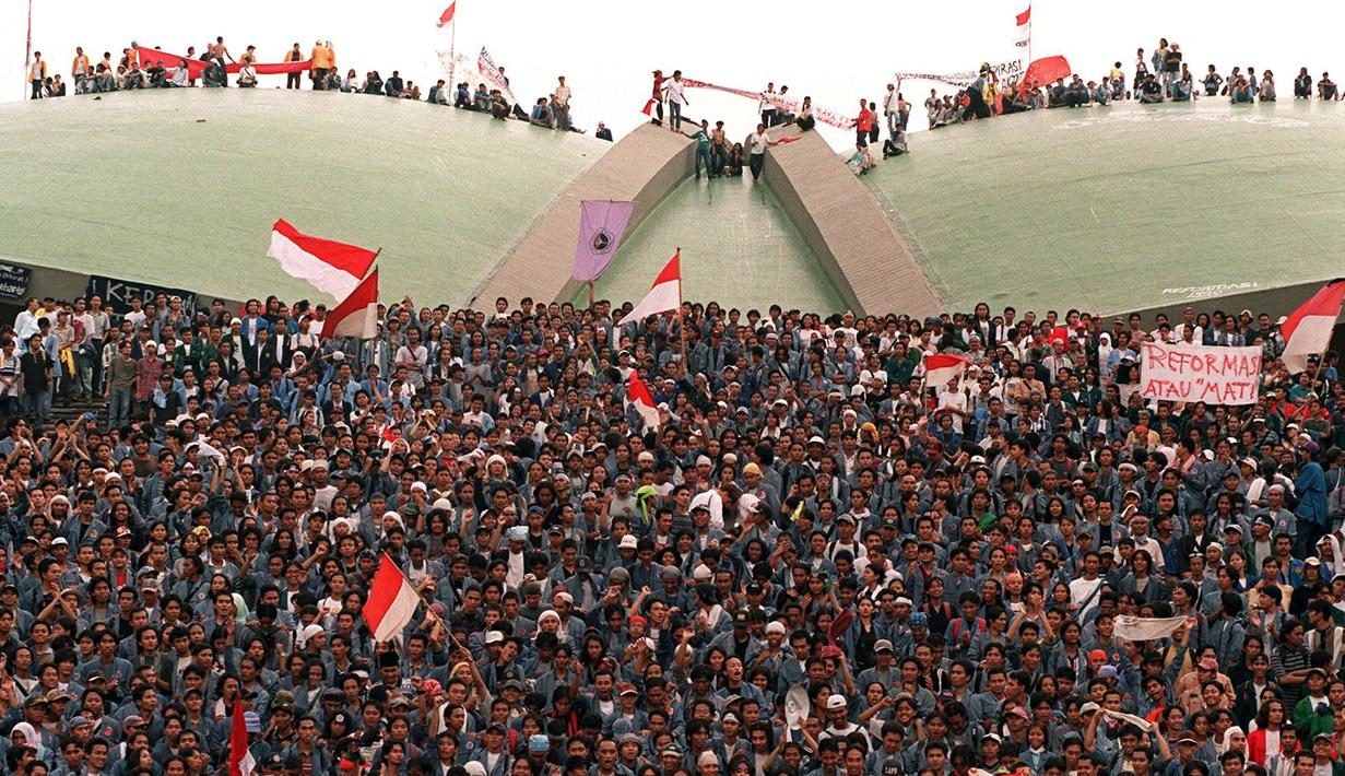 Ribuan mahasiswa menduduki Gedung DPR/MPR, Senayan, Jakarta, pada 19 Mei 1998. Selain menuntut Presiden Soeharto mundur, para mahasiswa juga meminta anggota dewan tidak meninggalkan gedung agar Sidang Istimewa bisa dilakukan secepatnya. (KEMAL JUFRI/AFP)