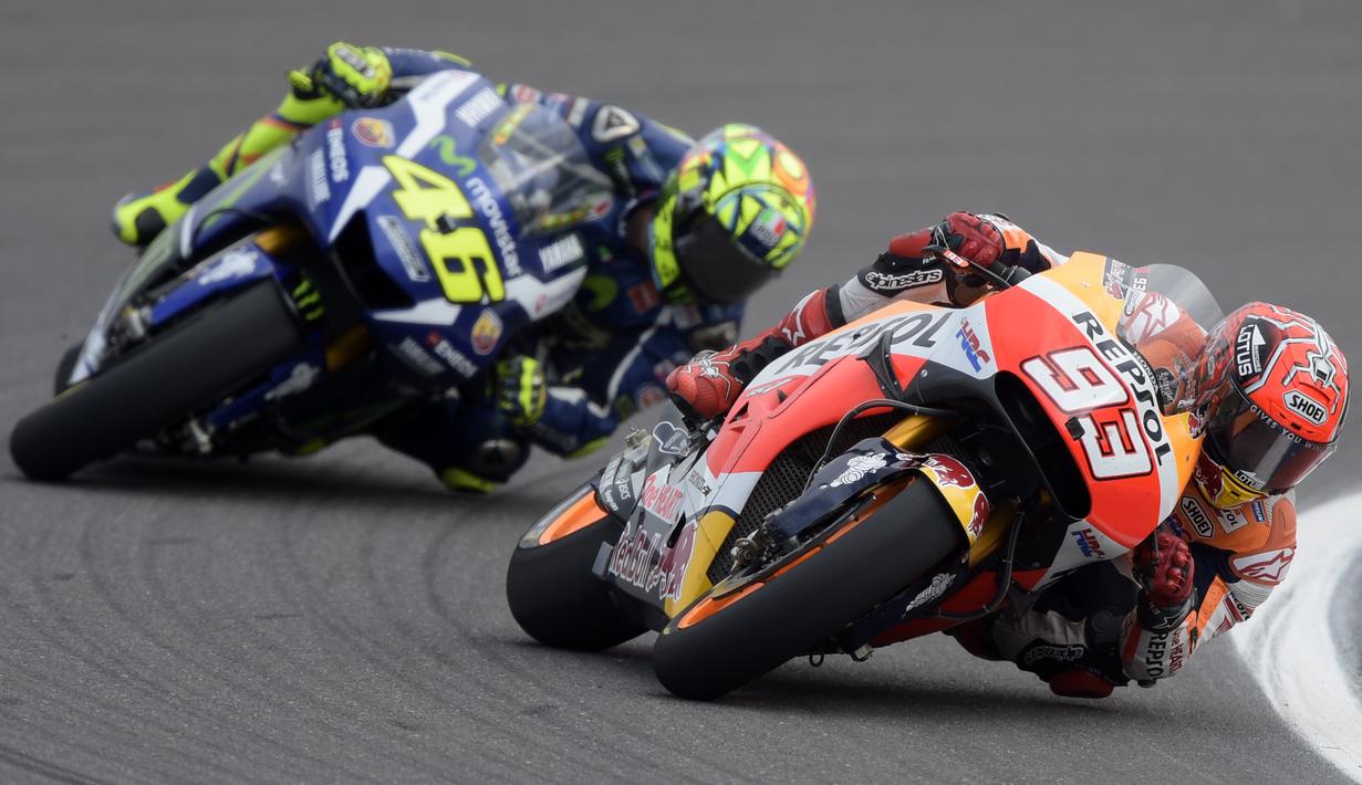 Pebalap Movistar Yamaha, Valentino Rossi (kiri), membayangi pebalap Repsol Honda, Marc Marquez, dalam balapan MotoGP Argentina di Sirkuit Autodromo Termas de Rio Hondo, Senin (4/4/2016) dini hari WIB. (AFP/Juan Mabromata)