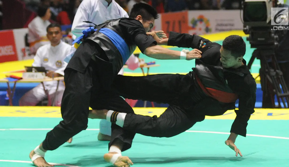 Pesilat Aji Bangkit Pamungkas saat bertarung melawan Duy Tuyen Nguyen dari Vietnam pada semifinal kelas I putra 85kg-90kg Asian Games 2018 di Padepokan Pencak Silat, TMII, Jakarta (26/8). Aji berhasil menang dengan skor 5-0. (Merdeka.com/Arie Basuki)