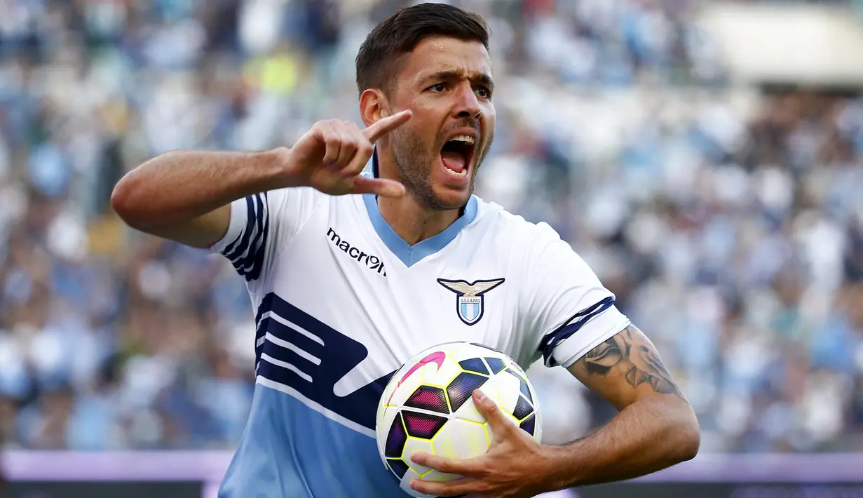 Penyerang Lazio, Filip Djordjevic melakukan selebrasi usai mencetak gol ke gawang AS Roma pada laga liga Serie A italia di Stadion Olimpico, Itali, Selasa dini hari (26/5/2015). Lazio menyerah 0-1 dari AS Roma. (Reuters/Tony Gentile)