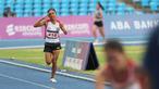 Reaksi pelari putri Indonesia, Odekta Elvina Naibaho menjelang garis finis pada nomor lari 10.000 meter SEA Games 2023 di Stadion Morodok Techo National Stadium, Phnom Penh, Kamboja, Jumat (12/5/2023). Odekta meraih medali perunggu dengan catatan waktu 35 menit 31,03 detik sementara medali emas dan perak direbut dua atlet Vietnam, Thi Oanh Nguyen (35 menit 11,53 detik) dan Thi Hong Le Pham (35 menit 21,09 detik). (Bola.com/Abdul Aziz)
