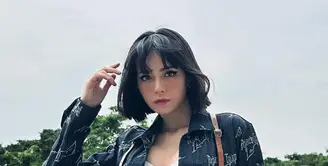Tamara Dai, seorang fashion influencer dan model asal Jakarta, memiliki gaya yang edgy dan kreatif, dengan gaya grunge sebagai salah satu ciri khasnya.  [@tamaradai].