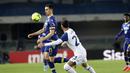 Bek Lazio Elseid Hysaj berebut bola dengan penyerang Hellas Verona Kevin Lasagna dalam laga pekan ke-21 Serie A di Stadio Marc'Antonio Bentegodi, Selasa (7/02/2023). Bermain di kandang Verona, kedua tima bermain imbang dengan skor 1-1. (Paola Garbuio/LaPresse via AP)