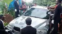 BMW X5 dijadikan peti mati (Foto: Pool/Twitter).