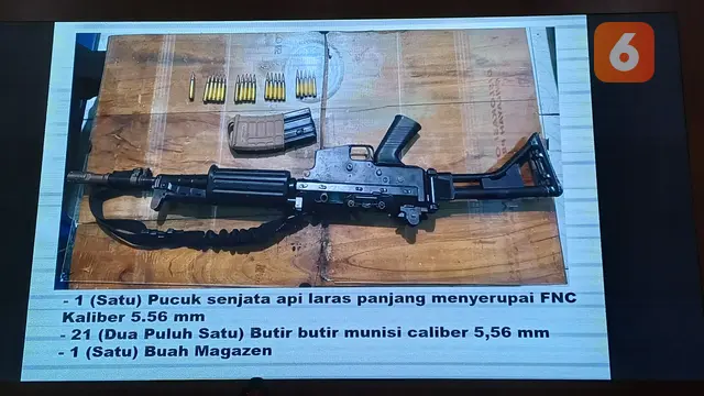 Penampakan senjata laras panjang yang digunakan Kopda Basarsyah menembak mati 3 polisi saat lokasi judi sabung ayamnya digerebek. Foto : (Liputan6.com/Ardi).