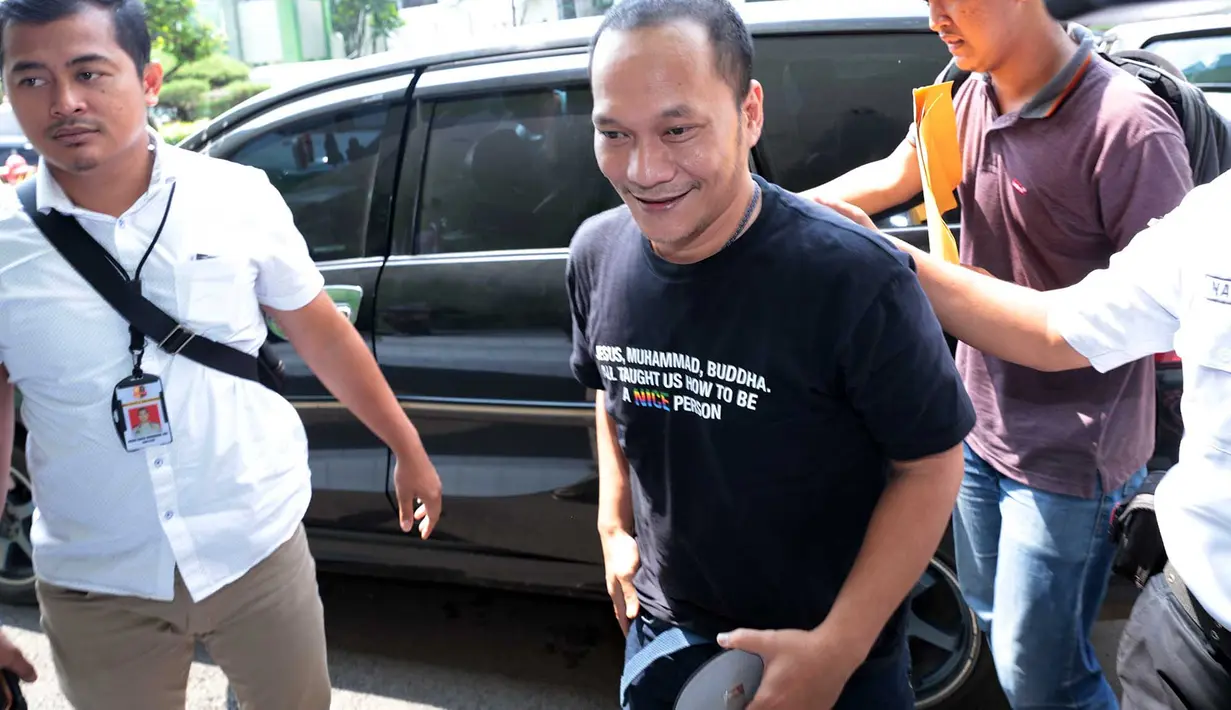 Dengan mengenakan celana jeans, serta kaos warna hitam bertuliskan "Jesus, Muhammad, Buddha. All Taught Us How To Be A Nice Person". Pesan dan makna mendalam tulisan di kaos Iwa K tersebut. (Deki Prayoga/Bintang.com)