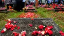 Suasana makam para korban Tragedi Mei 98 di TPU Pondok Ranggon, Jakarta Timur, Rabu (13/5/2015). Sebuah Prasasti dibangun di kawasan tersebut untuk menjadi pengingat negara agar tak terulang lagi. (Liputan6.com/Yoppy Renato)