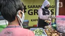 Relawan menyajikan sarapan gratis kepada warga di Lembaga Sedekah Nusantara, Sawangan, Depok, Minggu (5/9/2021). Lembaga kemanusiaan Sedekah Nusantara menggelar kegiatan berbagi sarapan gratis untuk warga atau pengendara yang melintas di kawasan tersebut (merdeka.com/Iqbal S Nugroho)