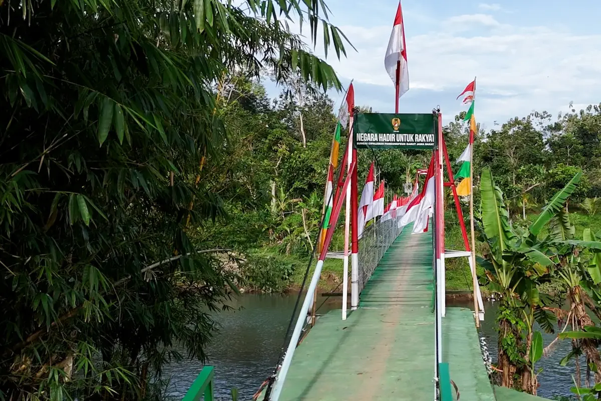 Jembatan Gantung di Garut, Jawa Barat.
