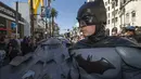 Pria berpakaian Batman berpose depan Batmobil terbaru dalam serial film " Batman v Superman : Dawn of Justice " di Los Angeles, California, (21/10/2015).  Acara Ini merupakan penghargaan terhadap pencipta Batman Bob Kane. (REUTERS/Mario Anzuoni)