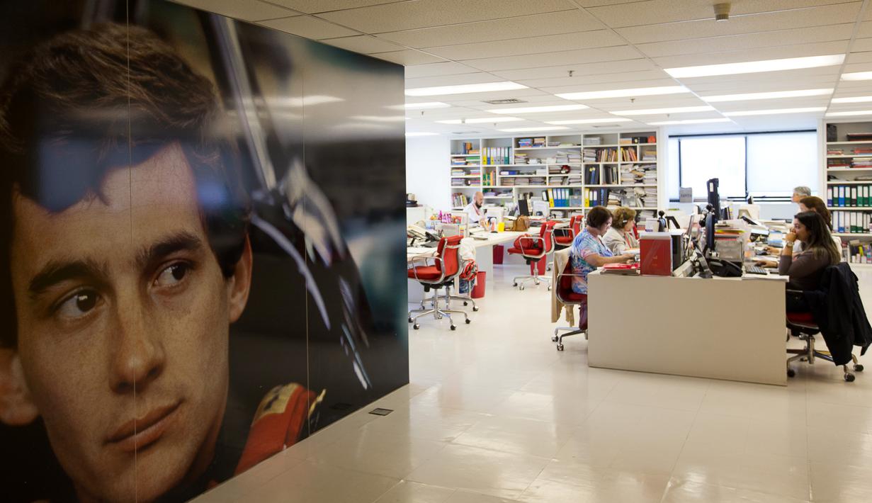 Gambar Ayrton Senna menjadi dekorasi utama Institut Ayrton Senna di Sao Paulo, Brasil. (AFP/Alexandre Schneider)