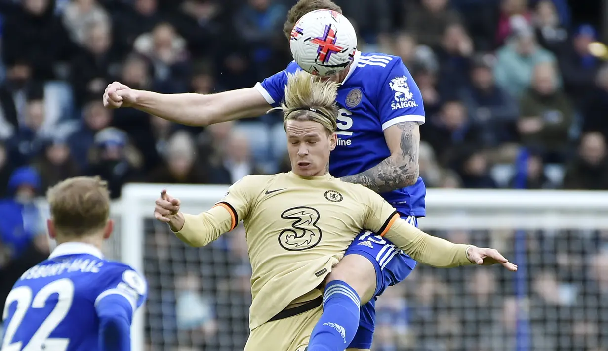 Pemain Chelsea, Mykhaylo Mudryk, berebut bola dengan pemain Leicester City, Harry Souttar, pada laga pekan ke-27 Premier League di Stadion King Power, Sabtu (11/3/2023). Chelsea menang dengan skor 3-1. (AP Photo/Rui Vieira)