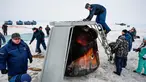 Badan Antariksa Rusia memeriksa kapsul ruang angkasa Soyuz MS-06 yang mendarat di Kazakh, Zhezkazgan, Kazakhstan, Rabu (28/2). Kapsul membawa astronot NASA, Alexander Iskimur serta Mark Vande Hei dan Joe Acaba. (Foto Alexander Nemenov/Pool Photo via AP)