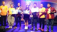 Sejumlah pemenang di acara Festival Lagu Suara Antikorupsi berpose bersama Wakil Ketua KPK Saut Sitimorang dan juri Erwin Prasetya. (Godham Perdana/Liputan6.com)