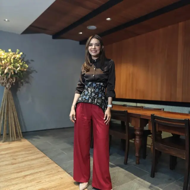 6 Inspirasi Mix & Match Corset Batik ala Yasmin Napper hingga Prilly Latuconsina
