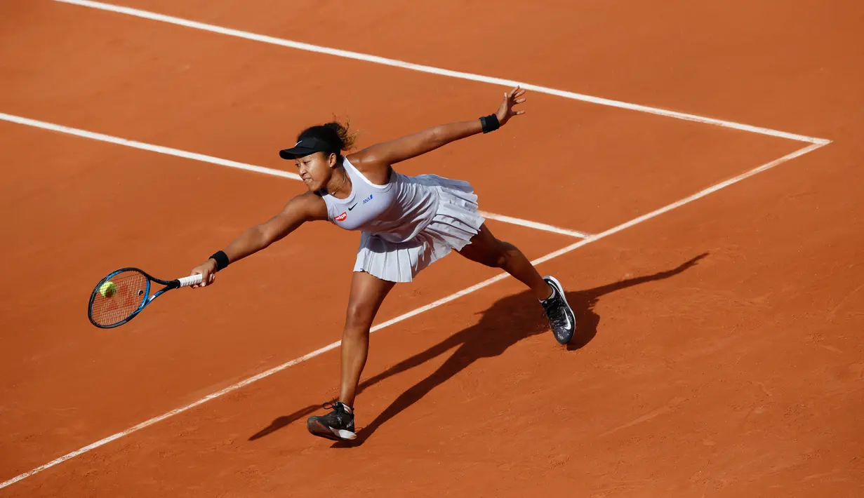Petenis Jepang Naomi Osaka berusaha mengembalikan bola pukulan petenis Slovakia Anna Karolina Schmiedlova saat bertanding pada babak putaran pertama turnamen tenis Prancis Terbuka di stadion Roland Garros, Paris (28/5/2019). Naomi Osaka menang tiga set, 0-6, 7-6 (7-4), 6-1. (AP Photo/Christophe Ena)