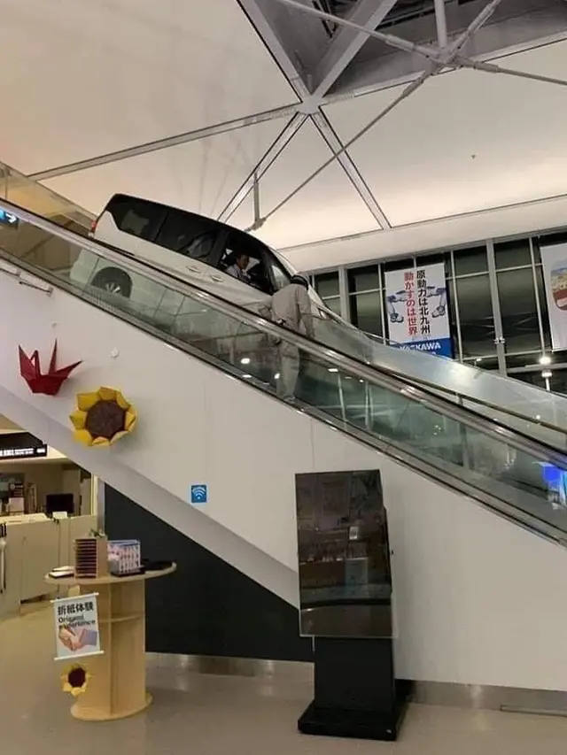 6 Kelakuan Kocak Orang saat di Mall Ini Bikin Geleng Kepala