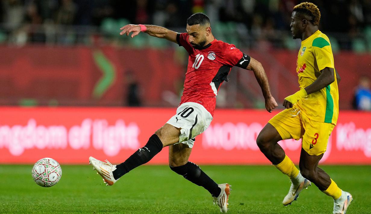 Pemain Mesir, Mohamed Salah mencetak gol ke gawang Benin dalam laga 16 besar Piala Afrika 2025 di Grand Stadium, Agadir, Maroko, Senin (05/01/2026) waktu setempat. (AP Photo/Mosa'ab Elshamy)