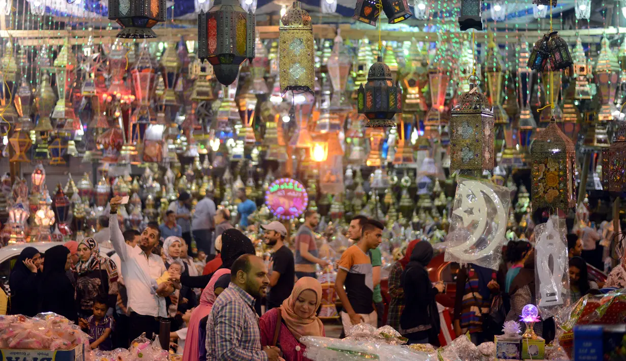 Lampu fanus, lentera tradisional khas yang dijual selama Ramadan, di distrik Saida Zeinab di Ibu Kota Kairo, 29 Mei 2016. Fanus selain sebagai ungkapan kegembiraan akan tibanya bulan Ramadan, juga melambangkan sumber cahaya. (MOHAMED EL-Shahed/AFP)