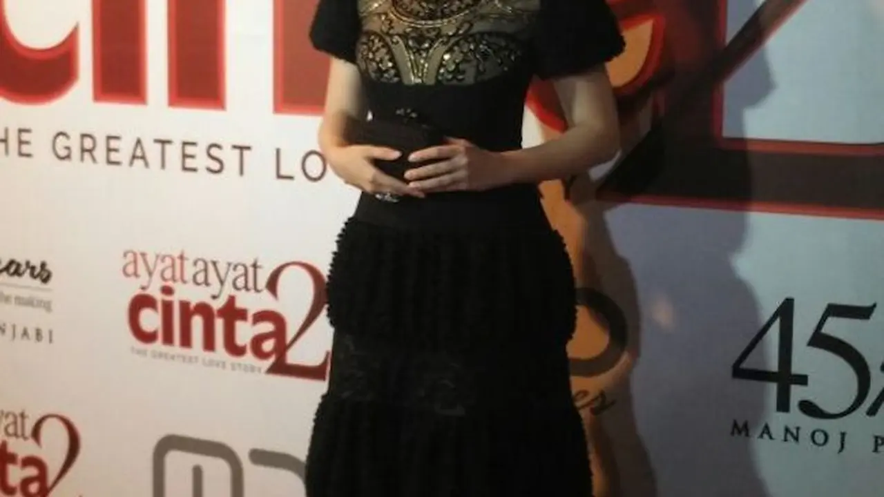 Hitam Emas, Tatjana Saphira dan Chelsea Islan di Premier ACC 2