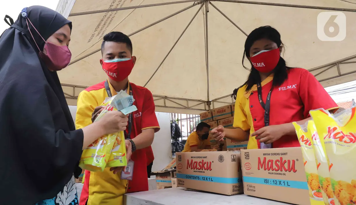 Seorang warga membeli minyak goreng murah di Kantor Kecamatan Johar Baru, Jakarta, Senin (17/1/2022). Sudin Perindustrian, Perdagangan, Koperasi, Usaha Kecil dan Menengah (PPKUKM) Jakarta Pusat menggelar Operasi Pasar minyak goreng murah seharga Rp 14.000 per liter. (Liputan6.com/Herman Zakahria)